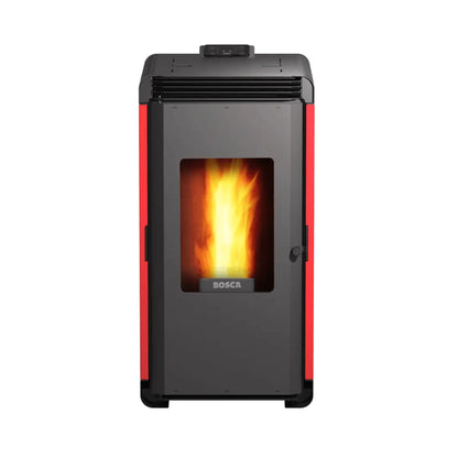 Estufa pellet BOSCA con cuerpo negro y laterales rojos, fuego visible en ventana frontal