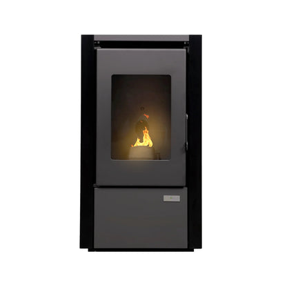 Estufa moderna de pellet gris y negra con fuego visible y puerta con ventana de vidrio